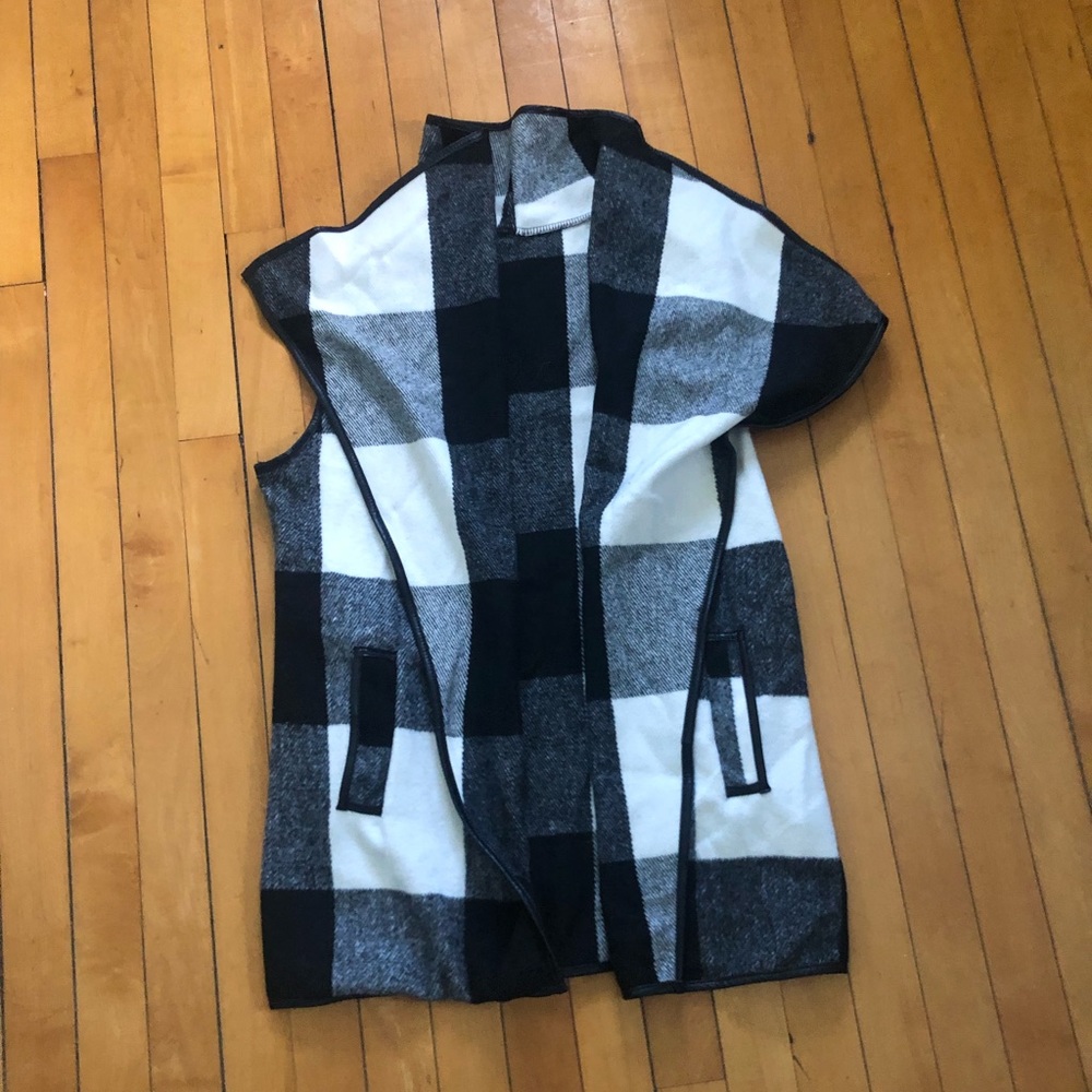 Boutique sleeveless sweater black and white plaid
